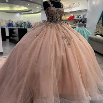 Rózsaszín spagetti szíj Quinceanera ruha tüll csipke rátétekkel Báli ruha Születésnapi zsúrruha Vestidos De 15 Años