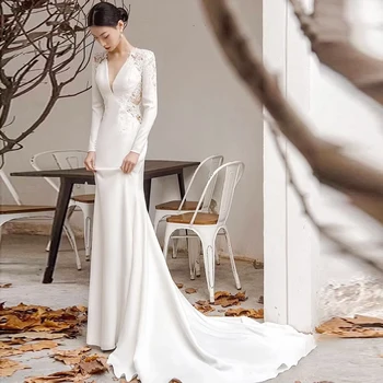 2024 Szatén menyasszonyi ruha Bohém sellő esküvői ruha Sweep vonat hosszú ujjú mély V-nyakú csipke Luxus menyasszonyi ruha